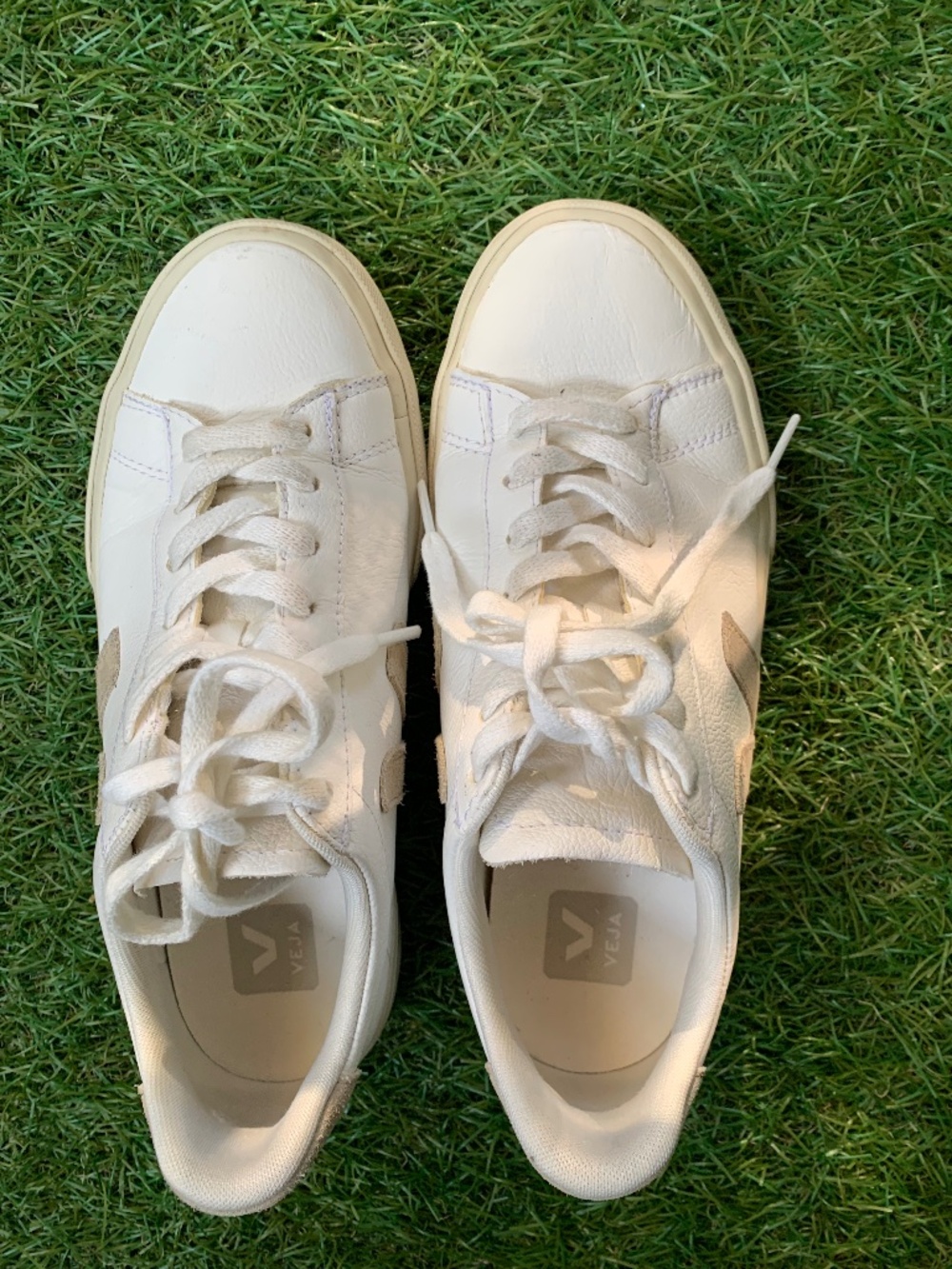Veja Campo Sneaker Men's size 6 in white